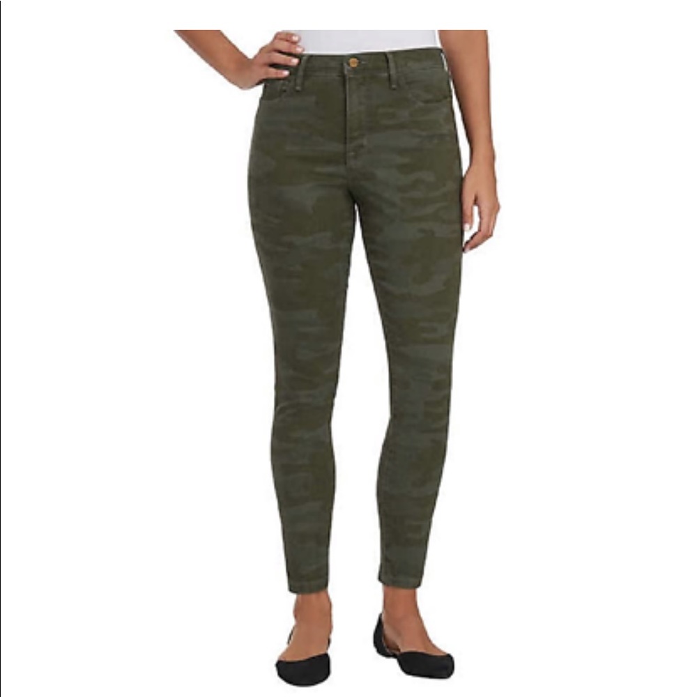 Social Standard by Sanctuary Camo Jeans Size 6/28